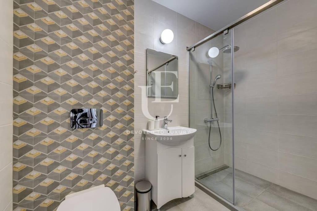 Oslo: A Modern Furnished With Parking דירה *