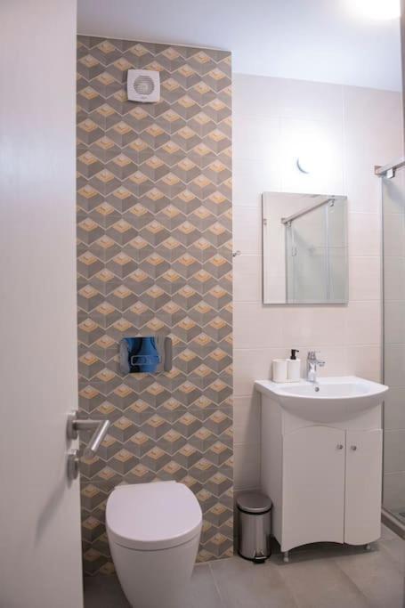 Oslo: A Modern Furnished With Parking דירה סופיה